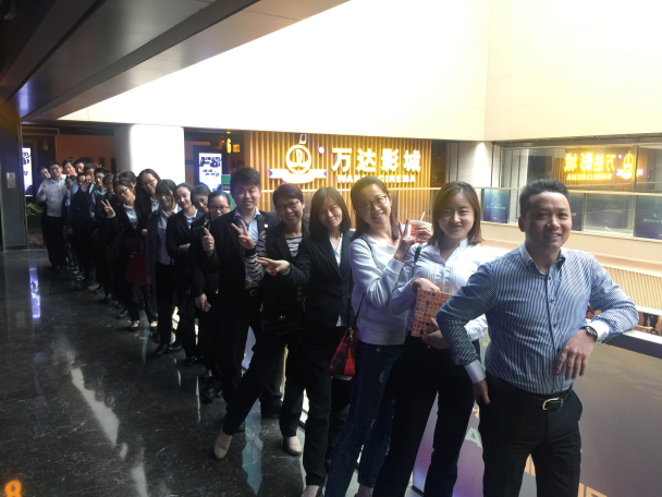 鹭达眼镜工会送福利 组织职工看电影