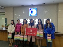 鹭达眼镜工会主席王亚娟发放三八妇女节礼品