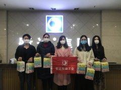 鹭达眼镜工会主席王亚娟发放三八妇女节礼品