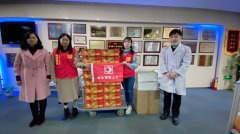 董事长张和辉携鹭达工会进社区为老人们送祝福