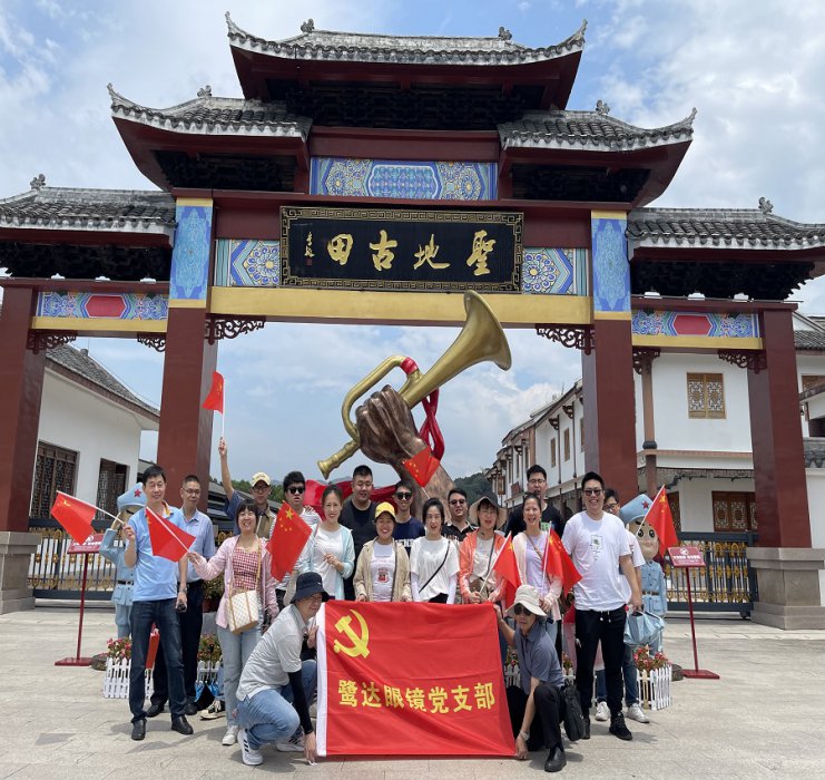 上海70高龄夫妇自驾游爆胎被困，鹭达人拔刀相助展现鹭